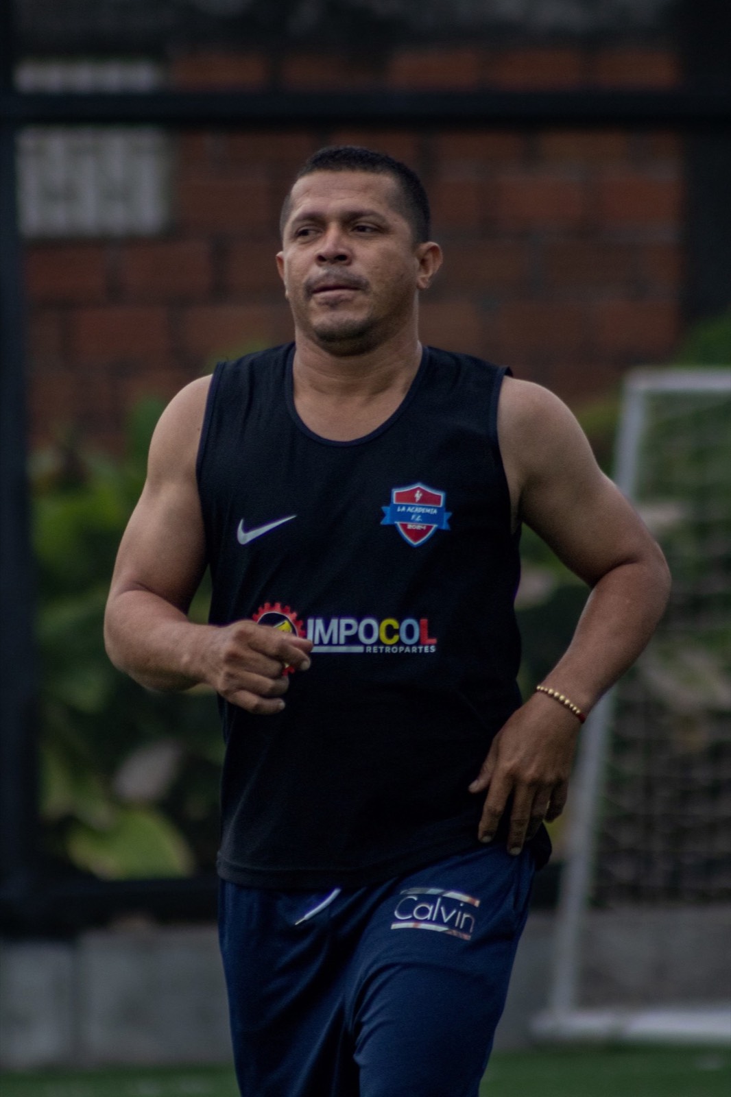 Jugador adulto en entrenamiento de La Academia F.C.