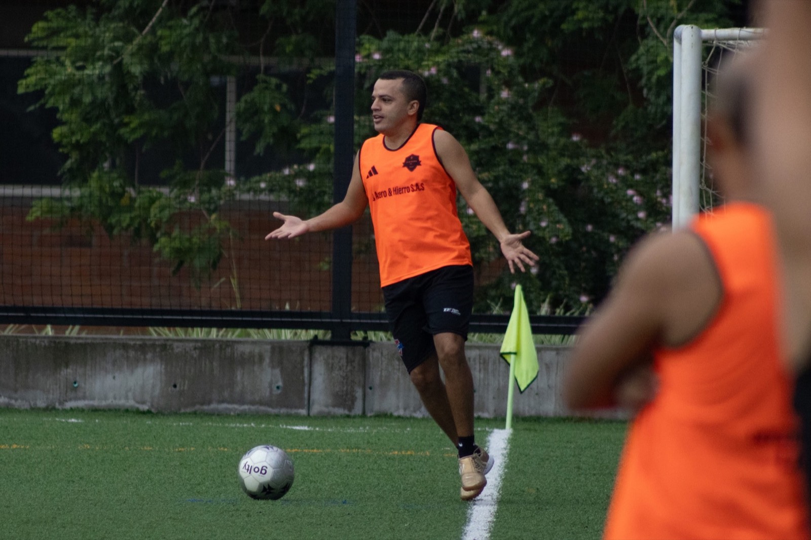 Jugadores adultos disputando una jugada cerca del arco