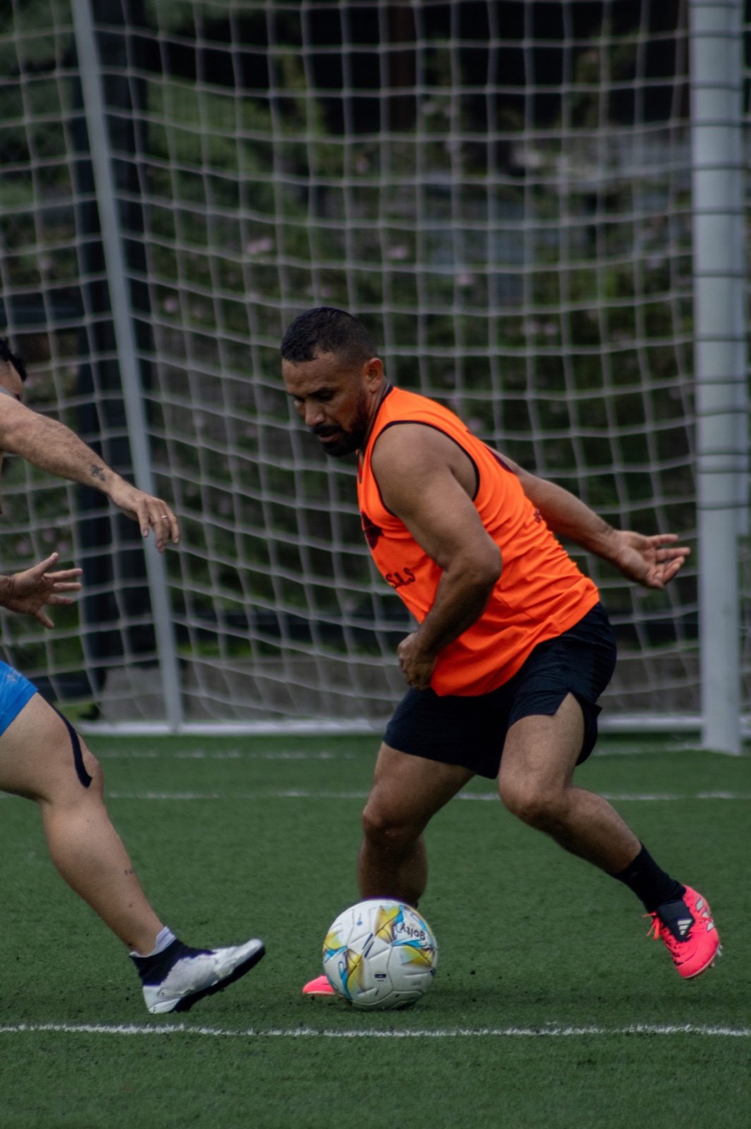 Jugador adulto listo para continuar la jugada