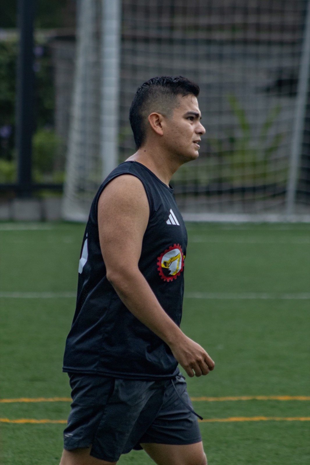 Jugador adulto disputando el balón frente a la portería