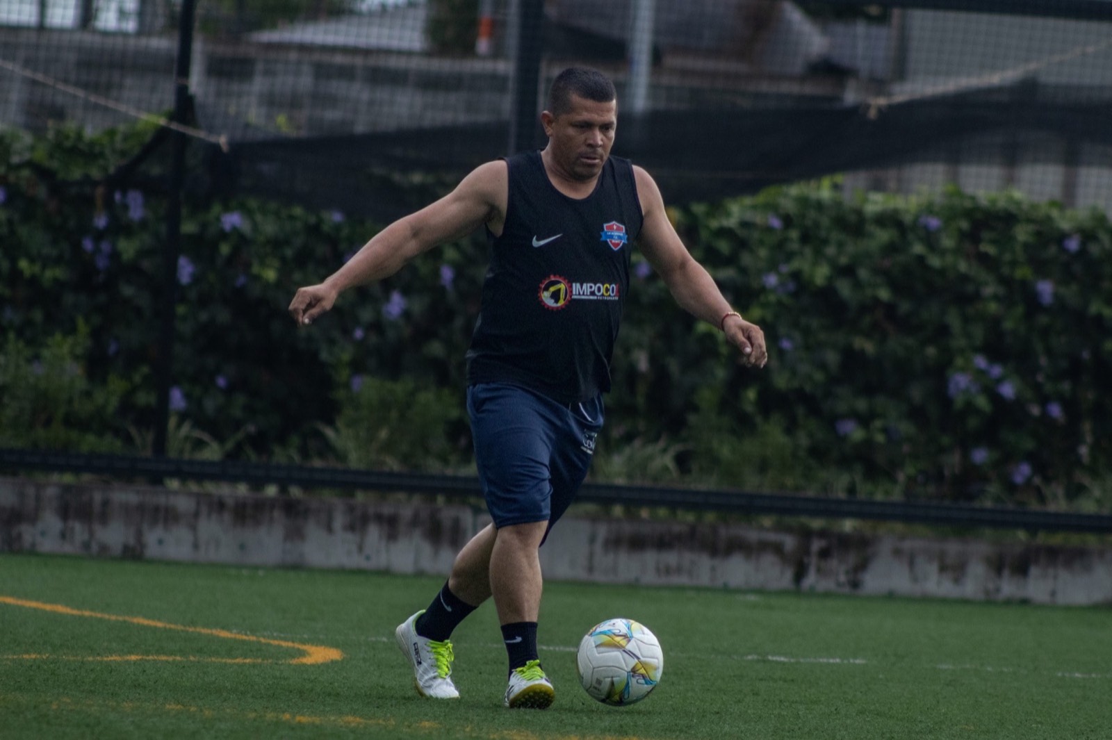 Tres jugadores adultos disputando el balón durante una práctica