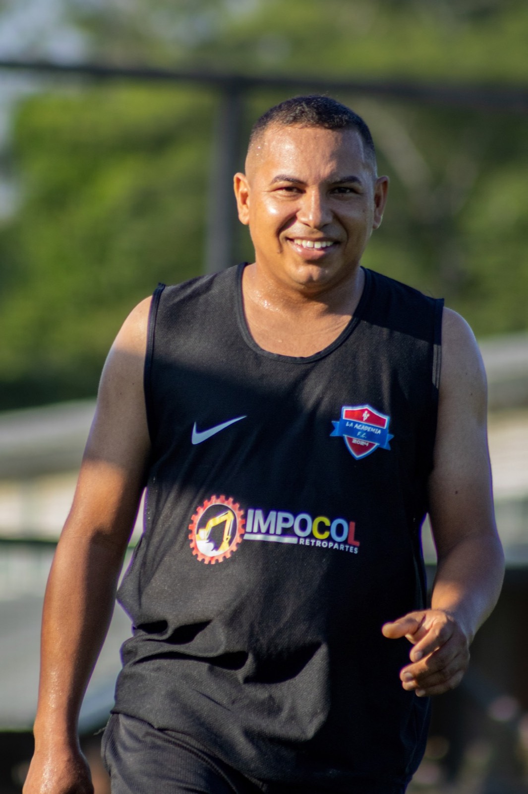 Jugador adulto de La Academia F.C. sonriendo después del entrenamiento