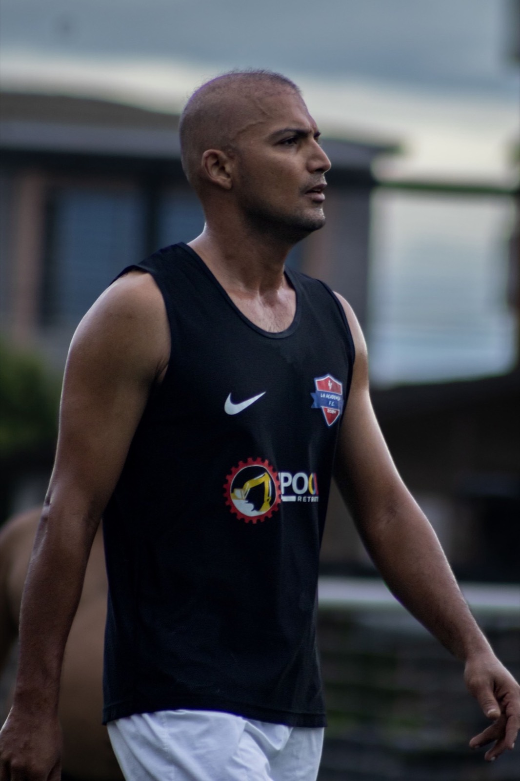 Jugador adulto con uniforme naranja durante el entrenamiento