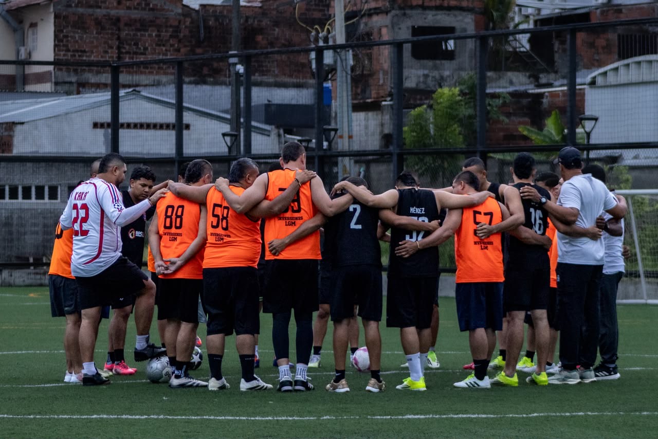 Jugadores adultos reunidos en círculo antes de entrenar