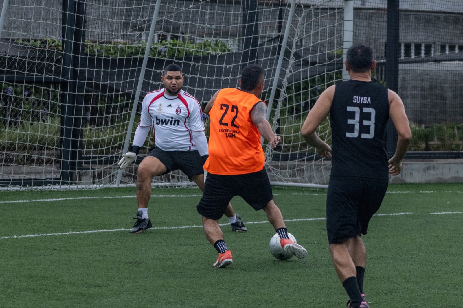 Jugador adulto avanzando con el balón durante una práctica